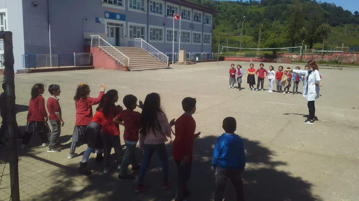 Sınıflar arası geleneksel çocuk oyunları yarışmaları yapıldı.