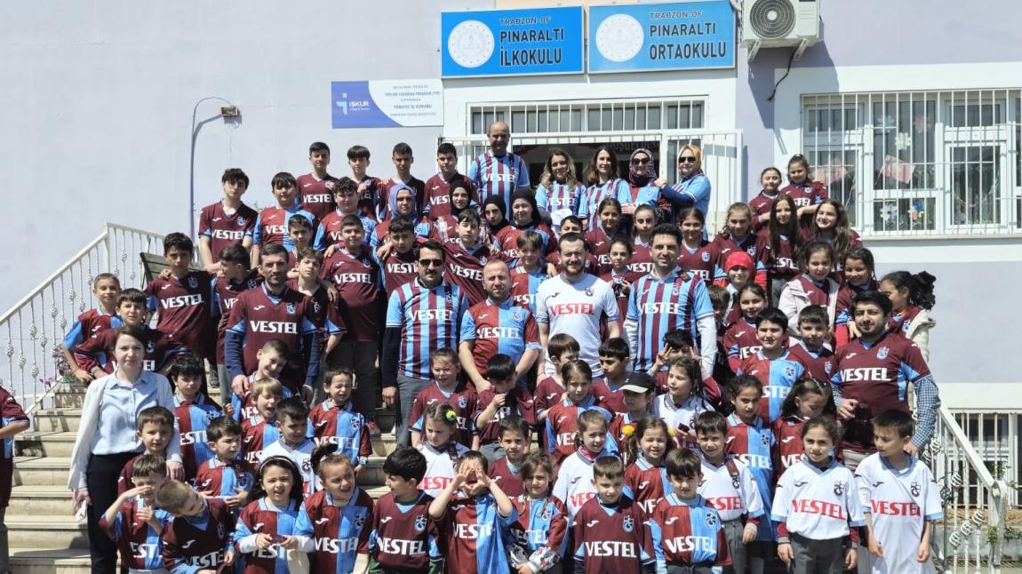 Tüm Öğrencilerimize Trabzonspor Forması Hediye Edildi